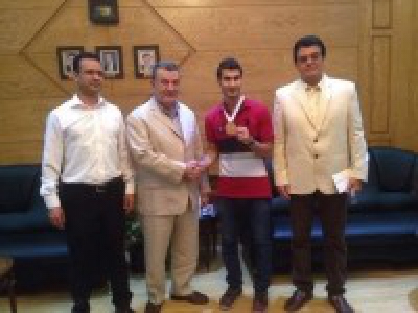 The university president honors Amir el Sayed Mabad for winning the Kung-Fu competition